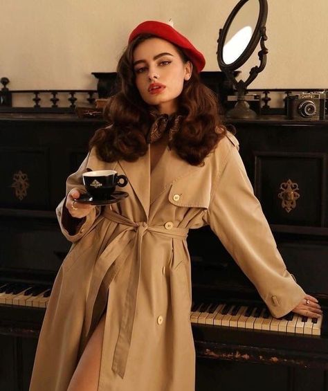 Beret Photoshoot, Outfit With Beret, Beret Outfit, Retro Movies, Vintage Photography Women, Parisian Look, Parisian Chic Style, Grad Photoshoot, Self Portrait Poses