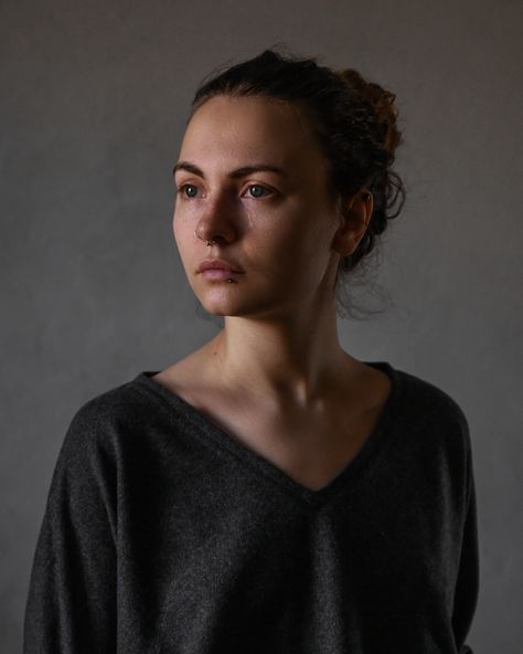 Woman in Black V Neck Shirt Looking Lonely · Free Stock Photo Human Reference Face Portraits, Simple Portrait Photography, Free Stock Photos People, One Light Portrait, Woman Looking Back, Woman Looking Down, Faces Drawing, Head Study, Face Angles