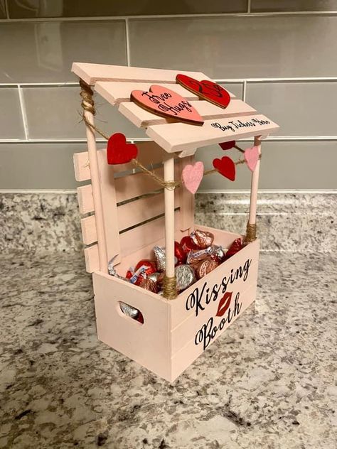 Romantic Valentines Day Ideas, Diy Valentine's Day Decorations, Valentine Day Boxes, Diy Valentines Decorations, Diy Valentines Crafts, Diy Dollar Store Crafts, Cadeau Diy, Valentines Gifts For Boyfriend