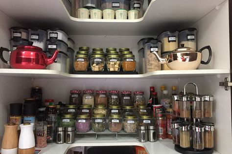 This mother's pantry broke the internet Organised Pantry, Kmart Hack, Diy Design Ideas, Kmart Hacks, Diy Tips And Tricks, Decluttering Hacks, Chicken Nesting Boxes, Pantry Remodel, Pantry Makeover