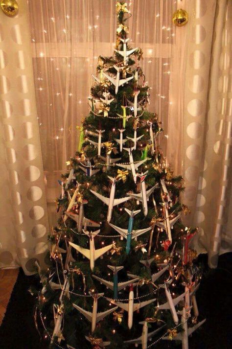 Airplane Christmas, Box Christmas Tree, Christmas Tree Decorating Ideas, Tree Decorating Ideas, Pilots Aviation, Christmas Tree Decorating, Tree Themes, Snowman Christmas Tree, Christmas Planning