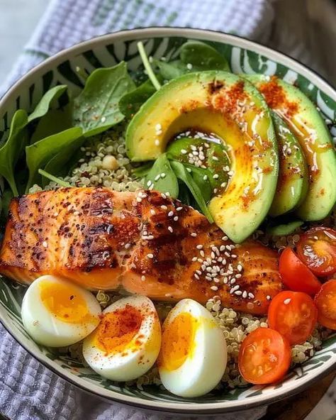 Grilled Salmon and Quinoa Power Bowl with Avocado and Eggs | Homemade Recipes Quinoa Salmon, Salmon And Quinoa, Quinoa Power Bowl, Power Bowl Recipe, Avocado Eggs, Salmon Quinoa, Egg Lunch, Poke Bowl Recipe, Avocado Bowl