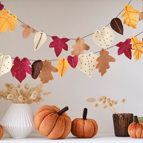 How to Create an Embroidered Leaf Garland Diy Felt Garland Halloween, Felt Autumn Decorations, Autumn Garland Diy, Fall Felt Crafts, Diy Leaf Garland, Felt Autumn, Autumn Cake, Autumn Garland, Felt Leaf