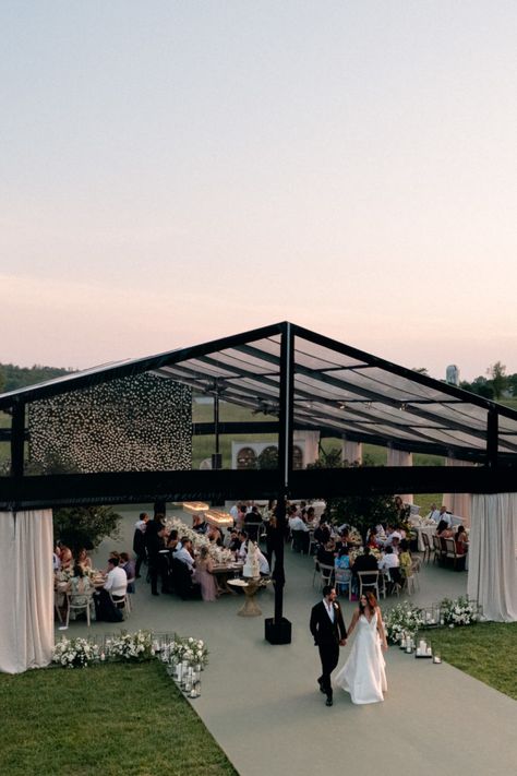 Wedding Venues Outdoor Tent, Wedding Venues Tent, Outdoor Party Venue Ideas, Outdoor Modern Wedding, Wedding Venue Patio, Backyard Venue Ideas, Wedding Venues Glass House, Glass Wedding Tent, Modern Event Space Design