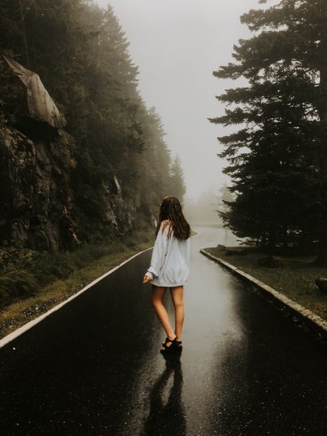 Raining Photoshoot Ideas, Rainy Day Photoshoot Ideas, Rainy Instagram Photos, Rainy Pictures Ideas, Outdoor Aesthetic Photoshoot, Photoshoot Rainy Day, Rain Portrait Photography, Rain Photo Shoot, Raining Photoshoot