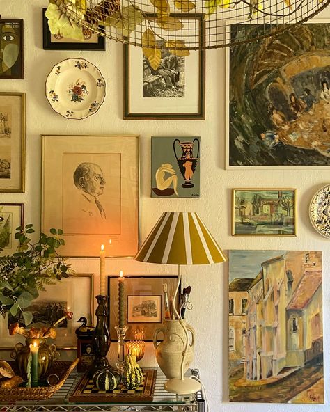 What I love about autumn is that candlelight becomes a true ally in creating a cozy atmosphere and highlighting the eclectic elements of our interiors. This soft light. This soothing glow. May these little vignettes bring you warmth on this Sunday🕯️✨ . . . Gallery Wall | Art gallery wall | Thrifted home | Vintage home style | Modern vintage | Eclectic decor | Maximalist interior | Maximalist style | Eclectic style | Modern Cottage | Cottage style | Cozy home | Cozy interior | Colorful home... Organized Maximalist Decor, Warm Maximalist Decor, Cozy Maximalist Decor, Cozy Gallery Wall, Museum Home Decor, Cozy Eclectic Home, Traditional Eclectic Decor, Maximalist Decor Eclectic, Eclectic Grandma