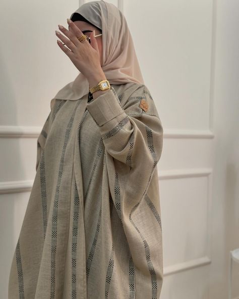 Beige linen abaya — 🧸🪩✨ 30 BD | 350 SAR (shipping included🇸🇦) #melikacollection Linen Abaya, Beautiful Abayas, Hijab Turban Style, Muslimah Fashion Casual, Kaftan Abaya, Modest Fits, Women Dresses Classy, Mode Abaya, Turban Style