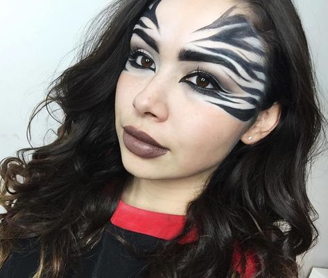 CafeMom.com : Zebra Halloween Makeup : 20 Animal-Inspired Halloween Makeup Looks That Don't Even Need a Costume -- Makeup artist Selena NB thought outside the box with this ultra glam zebra look! But, of course doing one's whole face in black and white stripes is totally acceptable, too! Zebra Face Paint, Leopard Makeup Halloween, Bunny Halloween Makeup, Zebra Halloween Costume, Deer Halloween Makeup, Zebra Makeup, Lion Makeup, Unicorn Makeup Halloween, Halloween Makeup Artist