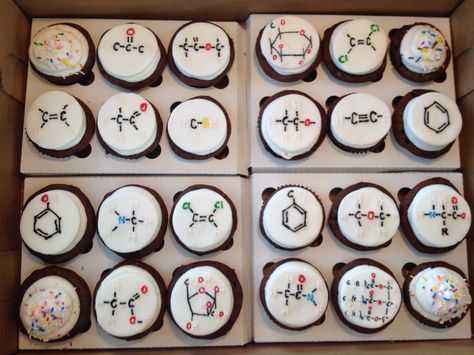 Chemistry themed cupcakes Biology Themed Cookies, Graduation Cake Chemistry, Cake For Chemistry Teacher, Chemistry Food Ideas, Biology Cupcakes, Chemistry Desserts, Chemistry Themed Food, Biology Grad Party, Chemistry Themed Cake