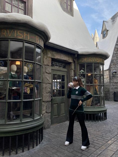 Harry Potter Student Aesthetic, Hogwarts Life Aesthetic, Universal Studios Winter Outfit, Harry Potter Studios London Outfit, Harry Potter Park Outfit, Harry Potter Summer Outfits, Universal Studios Orlando Outfit Winter, Harry Potter Universal Outfit, Hogwarts Vacation