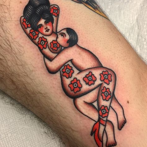 Pinup Couple, Traditional Tattoo Pin Up, Girl Flower Tattoos, Traditional Tattoo Woman, Traditional Hand Tattoo, Lovers Tattoo, Pin Up Girl Tattoo, Traditional Tattoo Flowers, Tattoo Apprenticeship