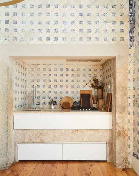 Portuguese Homes Interiors, Portuguese Restaurant Design, Portuguese House Interior Design, Portuguese Kitchen Design, Portuguese Interiors, Portuguese Bathroom, Portugal Interior Design, Portuguese Tiles Bathroom, Portuguese Interior Design