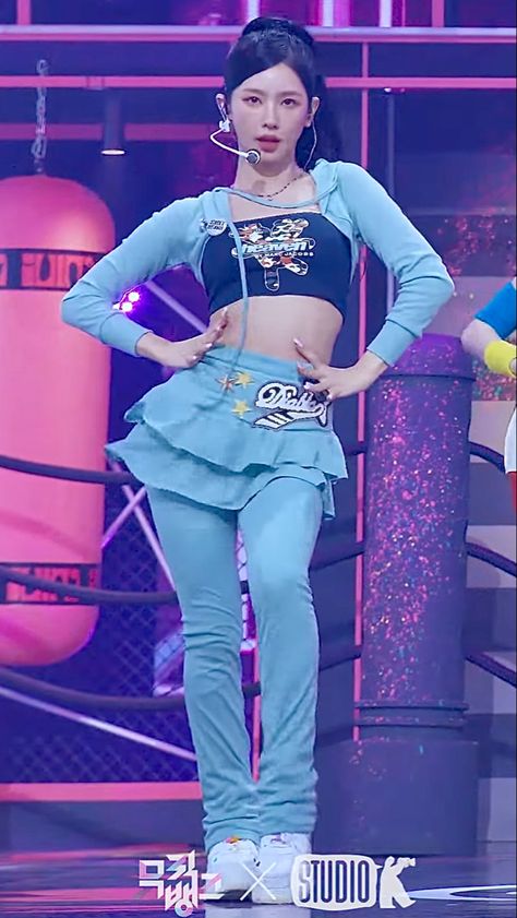 miyeon ((g)i-dle) Kpop Girl Outfits Stage, Y2k Blue Outfit, Idols Outfits Stage, Band Outfits Stage, K Pop Idols Outfits, Miyeon Outfits, Queencard (g)i-dle Outfit, Summer Friday Outfit, K Pop Stage Outfits