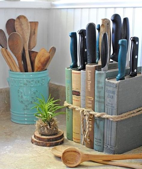 Old books serving as a knife holder block - Very stylish! Diy Knife Holder, Kitchen Organisers, House Uk, Desain Pantry, Diy Knife, Decor Ikea, Vintage Ideas, Knife Holder, Upcycled Home Decor