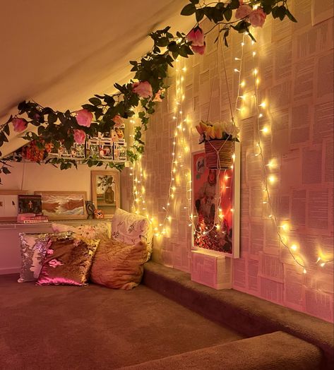 secret room, vines, room inspo, interior design, aesthetic, trendy, cute, cottagecore, readingnook Secret Cozy Room, Royalty Aesthetic Room, Secret Room Ideas Aesthetic, Cute Secret Room Ideas, Book Corner Bedroom Aesthetic, Reading Space Aesthetic, Reading Nook Aesthetic Cozy, Bed Nook Aesthetic, Under Bed Nook Dorm