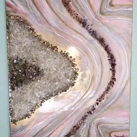 Geode Crafts, Diy Resin Lamp, Resin Art Diy, Geode Resin Art, Geode Painting, Diy Luxury, Pink Geode, Resin Geode, Diy Abstract Canvas Art