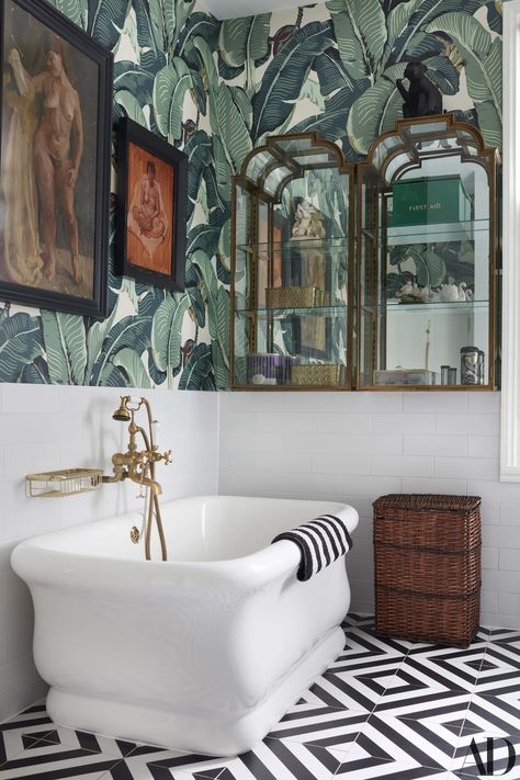 The famous Beverly Hills Hotel’s Martinque wallpaper hangs over Faith’s bathtub, a gift from Soho House founder Nick Jones from when Faith cut her maternity leave short to perform at a Soho House opening event for her friend. Tropical Bathroom Decor, Makeover Kamar Mandi, Glamorous Home, Tropical Bathroom, Paloma Faith, Eclectic Bathroom, Bad Inspiration, Interior Minimalista, Bathroom Wallpaper