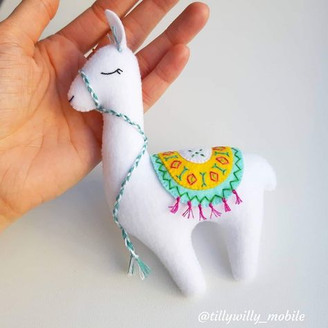 Llama Felt Ornament Pattern, Felt Llama, Christmas Fair Ideas, Felt Toys Patterns, Felt Animal Patterns, Felt Crafts Patterns, Felt Patterns, Felt Christmas Ornaments, Fabric Christmas Ornaments