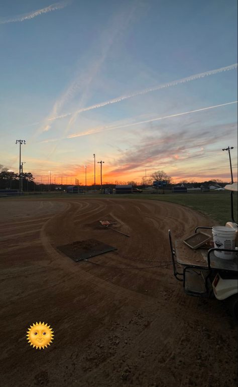 sunset
Summer
Softball
Practice
Baseball
Field
Orange 
Purple
Blue Fastpitch Softball Drills, Softball Aesthetic, Softball Field, Softball Practice, Creative Vision Boards, Softball Drills, Field Wallpaper, Fastpitch Softball, Sky Pictures