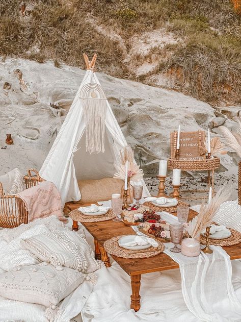 Beach Teepee Picnic, Lux Picnic, Boho Beach Picnic, Picnic Business, Beach Picnic Party, Bohemian Birthday Party, Party Rental Ideas, Coffee Table Books Decor, Backyard Dinner Party