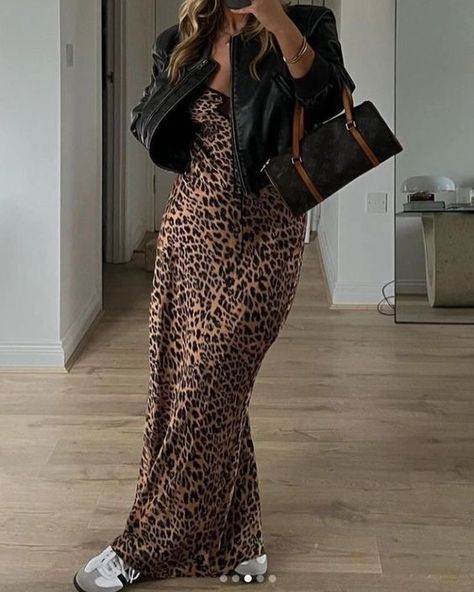 Regresó este vestido en animal print que tanto estábamos esperando, la última vez no alcanzamos a publicarlo por que se vendió en tiempo récord 🥰 Fresco y cómodo Licra premium. Hecho en Colombia. Envíos seguros a todo el país Animal Print Dress Outfit, Animal Print Dress Aesthetic, Chic Leopard Print Maxi Dress, Chic Leopard Print Beach Dress, Outfit Animal Print, Vestido Animal Print, Leopard Print V-neck Maxi Dress For Party, Casual Leopard Print V-neck Maxi Dress, Animal Print Dresses