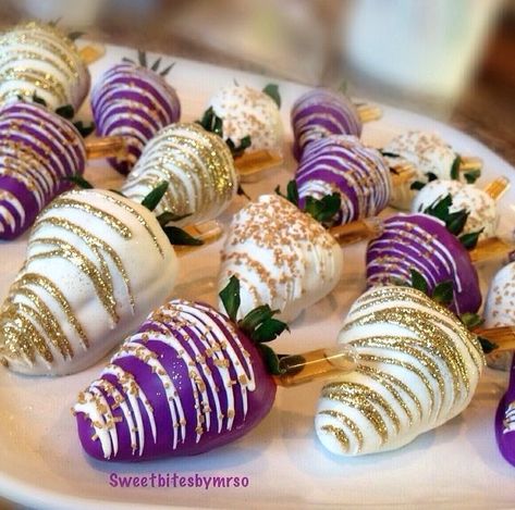 Repunzel Quince Theme Party, Tangled Chocolate Covered Strawberries, Tangled Inspired Desserts, Repunzel Quince Theme Cake, Tangled Sweet 16 Theme Dress, Tangled Rapunzel Theme Party, Purple And Gold Desserts, Rapunzel Quinceanera Cake, Tangled Themed Desserts