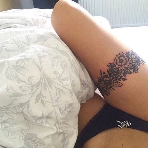 Tattoo Bein Frau, Thigh Garter Tattoo, Thigh Band Tattoo, Leg Band Tattoos, Upper Thigh Tattoos, Thigh Band, Garter Tattoo, Wrap Around Tattoo, Hip Thigh Tattoos