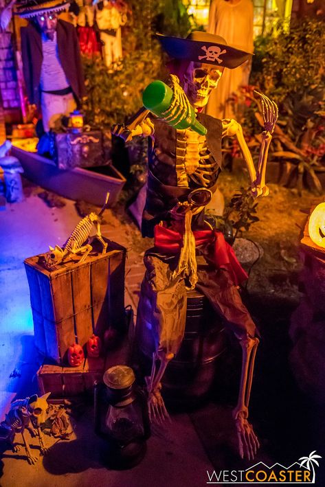 pirates of the caribbean halloween yard decorations - Google Search Island Halloween Decor, Pirates Of The Caribbean Halloween, Spooky Island, Halloween Pirates, Pirate Halloween, Halloween Yard Decorations, Yard Decorations, Halloween 2023, Halloween Yard