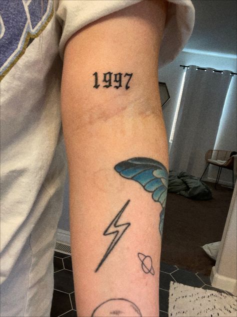 Birthday Date Tattoos, Birth Year Tattoo, Above Elbow Tattoo, Tattoo Font Styles, Art Tattoo Ideas, Year Tattoo, Birthday Tattoo, Date Tattoos, Number Tattoos