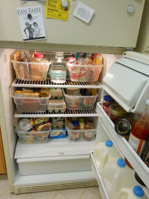 organizing the fridge in college! Fridge Organization Ideas Roomates, Fridge Organization For Roommates, Kitchen Organization Roommates, Shared Fridge Organization, Sharing Fridge With Roommates, Roommate Fridge Organization, Fridge Organization With Roommates, Shared Fridge With Roommates, Apartment Fridge Organization