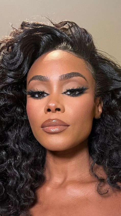 New Year’s Eve Makeup Look Black Women, Dramatic Dark Eye Makeup, Vintage Hollywood Makeup Looks, Brown Glam Makeup Black Women, Black Eyeshadow Looks Prom, Elegant Makeup Looks Classy Black Women, Hollywood Makeup Black Women, Brown Eyeshadow Black Women, Soft Glam Black Women Makeup