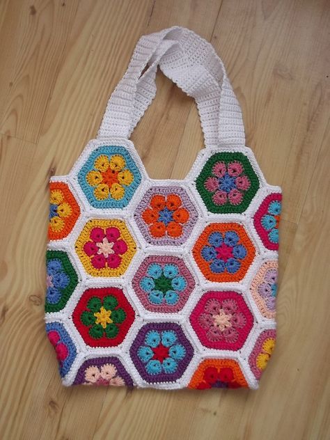 African Flower Hexagon, Hexagon Bag, Crochet African Flowers, Crochet Diy Tutorial, Hello Kitty Crochet, Crochet Storage, Sewing Bags, African Flowers, Crochet Hexagon