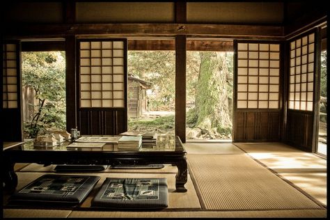 Japan House Interior, Japanese House Interior, Japanese Living Room Decor, Japanese Mansion, Japanese Living Rooms, Tea House Design, Modern Japanese House, Traditional Japanese Home, Japanese House Design