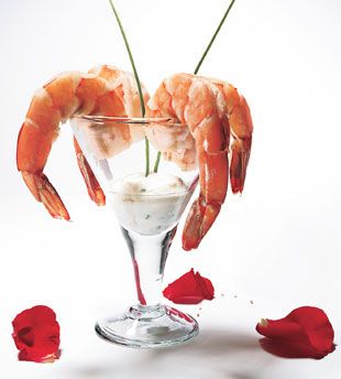 Poached Shrimp with Lemon-Horseradish Dipping Sauce Shrimp Cocktail Presentation, Poached Shrimp, Best Thanksgiving Appetizers, Steakhouse Recipes, Christmas Appetizers Easy, Thanksgiving Appetizer Recipes, Easter Appetizers, Shrimp Sauce, Dipping Sauces Recipes