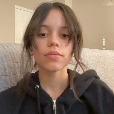 jenna ortega pictures on Twitter: "https://t.co/E4kP4lgql3" / Twitter Hand On Head, Jen Jen, Electronics Mini Projects, Beauty Makeup Tips, Without Makeup, Jena, Jenna Ortega, Fav Celebs, Aesthetic Makeup