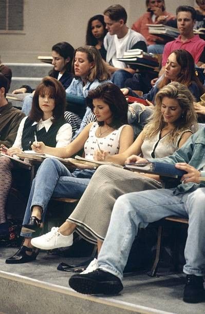 Saved By The Bell Outfits, Leslie Burke, 00s Aesthetic, Tiffani Amber Thiessen, Kelly Kapowski, Tiffani Thiessen, 90s Sitcoms, 90s Inspired Outfits, College Aesthetic