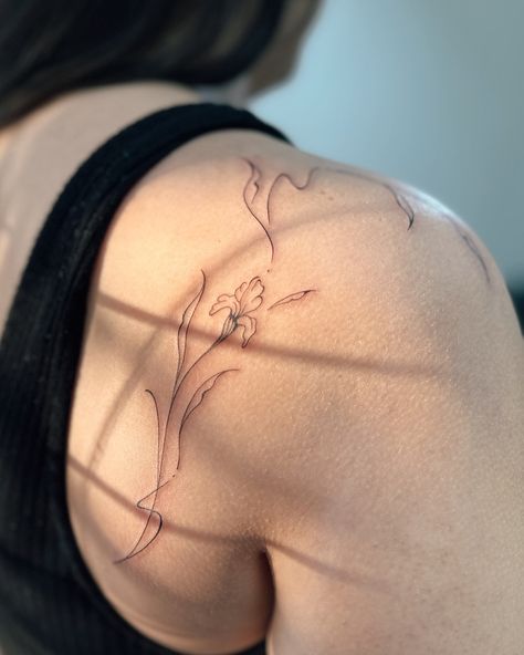 Loved this piece — would love to do more in future! Should we comment our fav flowers? I feel like most people say rose? mine are butterfly ranunculus, iris, and tulip 🌷 #finelinetattooartist #tampafineline #daintytattoos #tampagirls #minimalisttattoos Dainty fine line tattoo flower ideas for women in Tampa Florida Tulip Fine Line Tattoo, Fine Line Iris Tattoo, Tattoo Flower Ideas, Non Visible Tattoo Placement, Side Flower Tattoo, Iris Tattoo Design, Fine Line Tulip Tattoo, Line Tattoo Flower, Fine Line Tattoo Flower