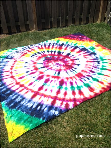 Tie dye sheet for backdrop of photo booth Do It Yourself Quotes, Tie Dye Sheets, Ty Dye, Tie Dye Bedding, Tie Dye Party, Hippie Party, Tie Dye Crafts, Diy Tie, How To Tie Dye