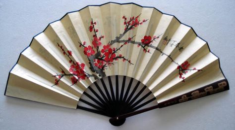 I want this! Traditional Chinese Fan, Chinese Hand Fan, Opera Aesthetic, Chinese Motifs, Japanese Fans, Fan Japanese, Chinese Fans, Fan Tattoo, Painted Fan