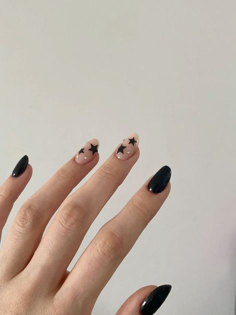 Black And What Nails, Elegant Simple Nail Designs, Simple Nails Stars, Alt Nail Inspo Almond, Emo Gel Nails, Short Nail Designs Grunge, Nails Inspiration 2024, Short Almond Shaped Nails Designs, Simple Nails Black