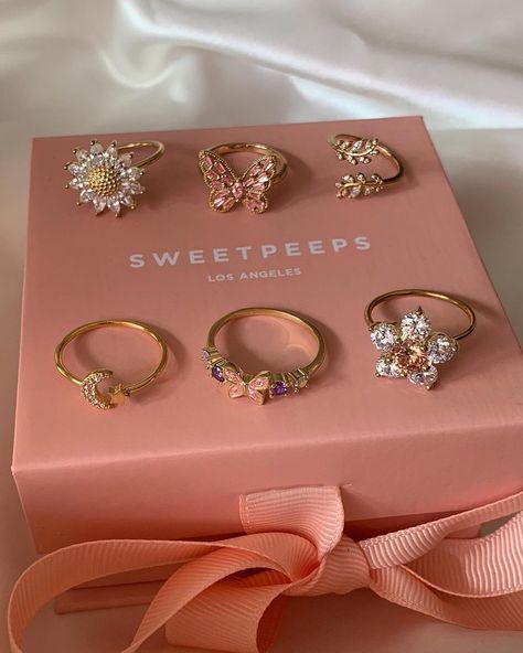 Sweetpeeps Jewelry, Apartment Decor Girly, Room Aesthetic Pink, Clean Room Aesthetic, Pink Room Aesthetic, Summer Perfumes, Coquette Girls, Coquette Decor, Girly Items