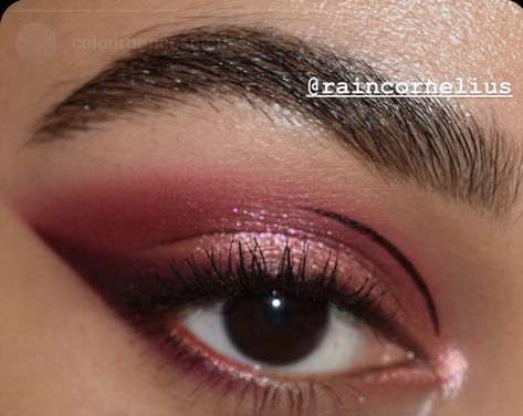 Maroon Eyeshadow, Colour Eyeshadow, Minimalist Makeup, Red Eyeshadow, Eye Makeup Pictures, Dark Maroon, Pony Club, Make Up Looks, Blue Makeup