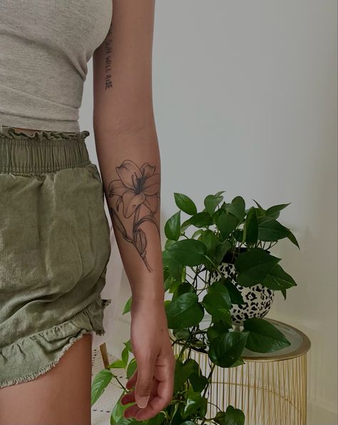 Types Of Flowers Tattoo, Arm Tattoo Flower, Floral Tattoo Ideas, Ignorant Tattoo, Lilly Tattoo, Indian Feather Tattoos, Lillies Tattoo, Lily Flower Tattoos, Hippie Tattoo