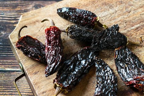 Chipotle Pepper, What Is It? Chipotle In Adobo Sauce, Smoked Chili, Smoked Jalapeno, Chipotle Chili Powder, Latin American Food, Chipotle Peppers, Jalapeno Recipes, Chipotle Chili, Adobo Sauce