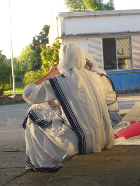 Sisters in the evening light - Missionaries of the Charity - Argentina Catholic Background, Aesthetic Church, Missionaries Of Charity, Saint Teresa Of Calcutta, Saint Teresa, Evening Light, Bride Of Christ, Roman Catholic Church, Mother Teresa