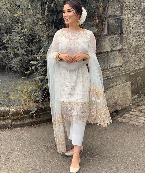 𝐌𝐀𝐑𝐈𝐘𝐀𝐇 on Instagram: “Dua-e-Kher 🕊 #UMARIYAH” Orang India, Diwali Outfits, Desi Wedding Dresses, Punjabi Outfits, Desi Wear, Bridal Dresses Pakistan, Gaun Fashion, Indian Salwar Kameez, Pakistani Wedding Outfits