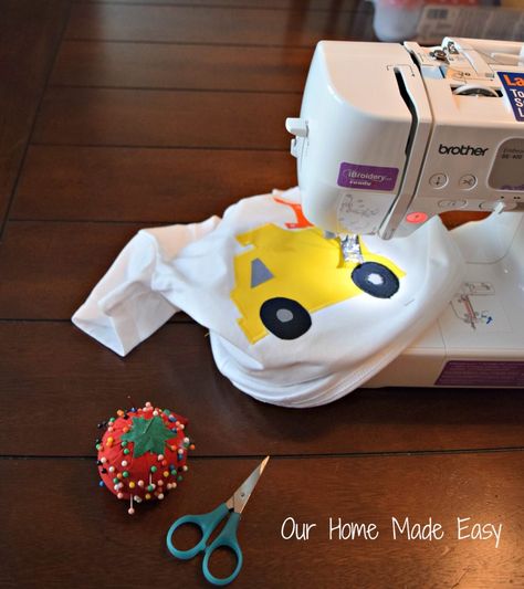 An easy how to applique tutorial for beginner sewers! This includes step by step instructions for beginners in sewing on a t-shirt! How To Applique, Rose Embroidery Pattern, Tips For Sewing, Applique Tutorial, Beginners Sewing, Embroidery Patterns Ideas, Sewing Courses, Sewing 101, Crazy Quilting