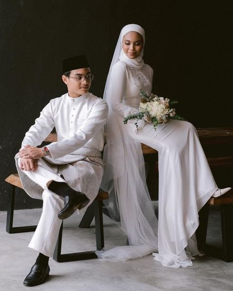 Wedding Photography Malaysia, Malay Wedding Photography Poses, Malay Pre Wedding Photoshoot, Malay Wedding Pose, Prewedding Ideas Hijab, Pelamin Pose, Adat Melayu, Melayu Wedding, Malaysian Wedding