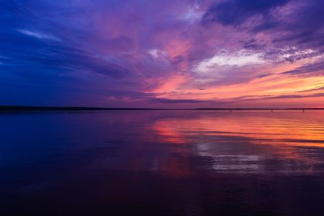 Twilight Night Sky, Twilight Scenery Landscapes, Twilight Sky Aesthetic, Twilight Lighting, Coolest Backgrounds, Fairy Mirror, Twilight Landscape, Post Reference, Dawn Sky