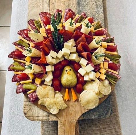 Unique Charcuterie Board Ideas Fall, Thanksgiving Grazing Board Ideas, Thanksgiving Antipasto Platter, Thanksgiving Chacutery Board Ideas, November Charcuterie Board, Thanksgiving Turkey Charcuterie Board, Thanksgiving Meat And Cheese Board, Thanksgiving Grazing Board, Friendsgiving Charcuterie Board